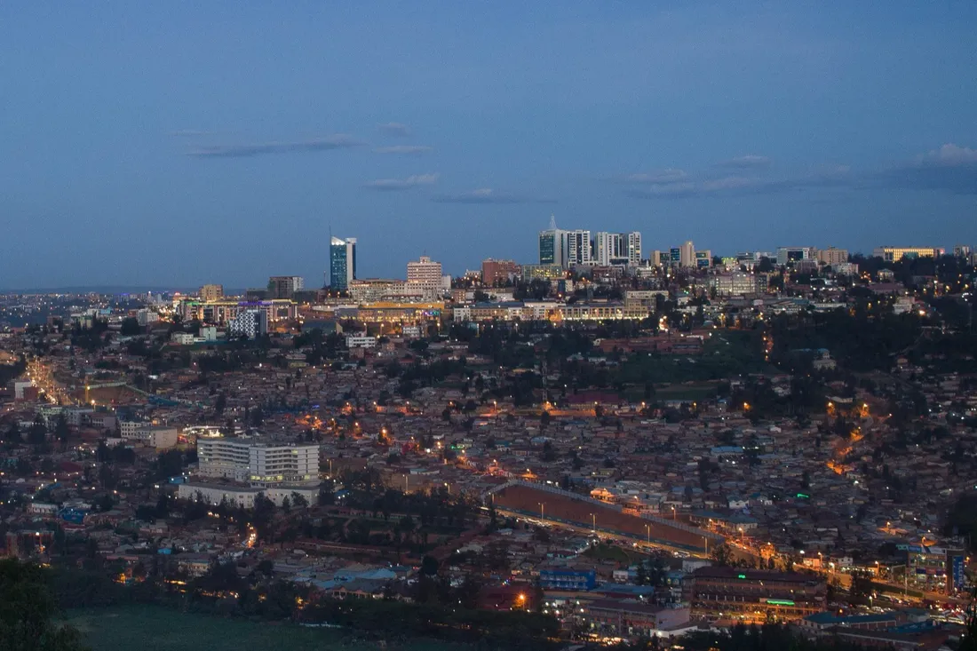 Vue de Kigali, la capitale du Rwanda, au crépuscule