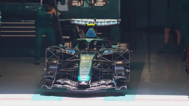L'Aston Martin AMR26 n° 14 dans son garage, vue de face, équipée de grilles de mesure aérodynamique, au Grand Prix de Chine 2026